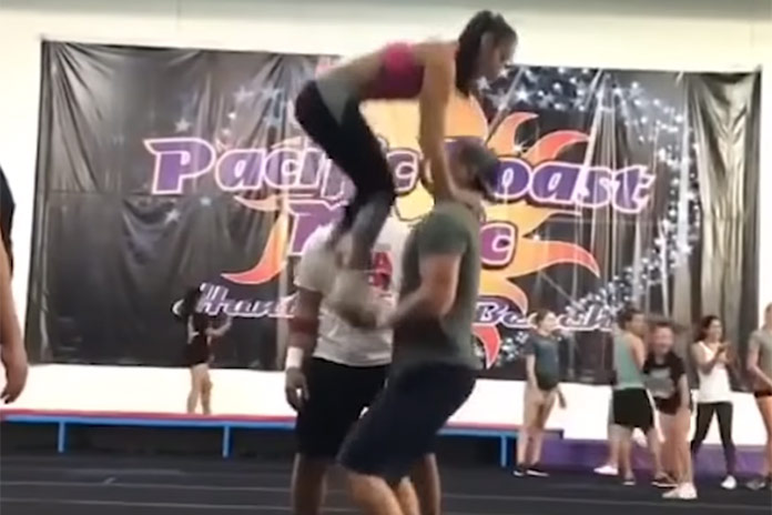 Hij gooit haar vlotjes in de lucht, maar dan… (failcompilatie)