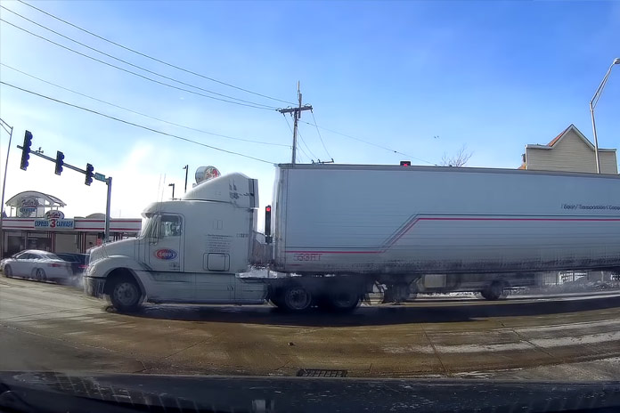 WOOPS: Dit gebeurt er als een zwaar overladen vrachtwagen een bocht neemt (video)