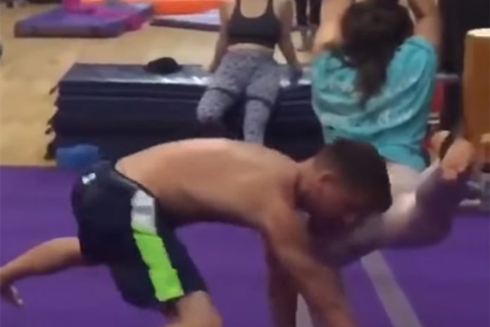 Hij komt ten val maar maakt gelukkig een ‘zachte’ landing (failcompilatie)