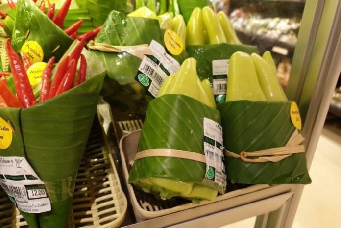 Deze supermarkt vervangt plastic door bananenbladeren