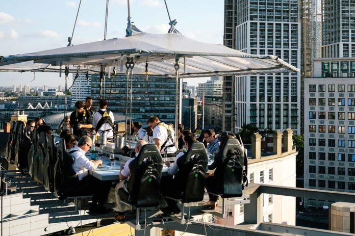 Bizar. Naakt brunchen in de lucht boven Londen