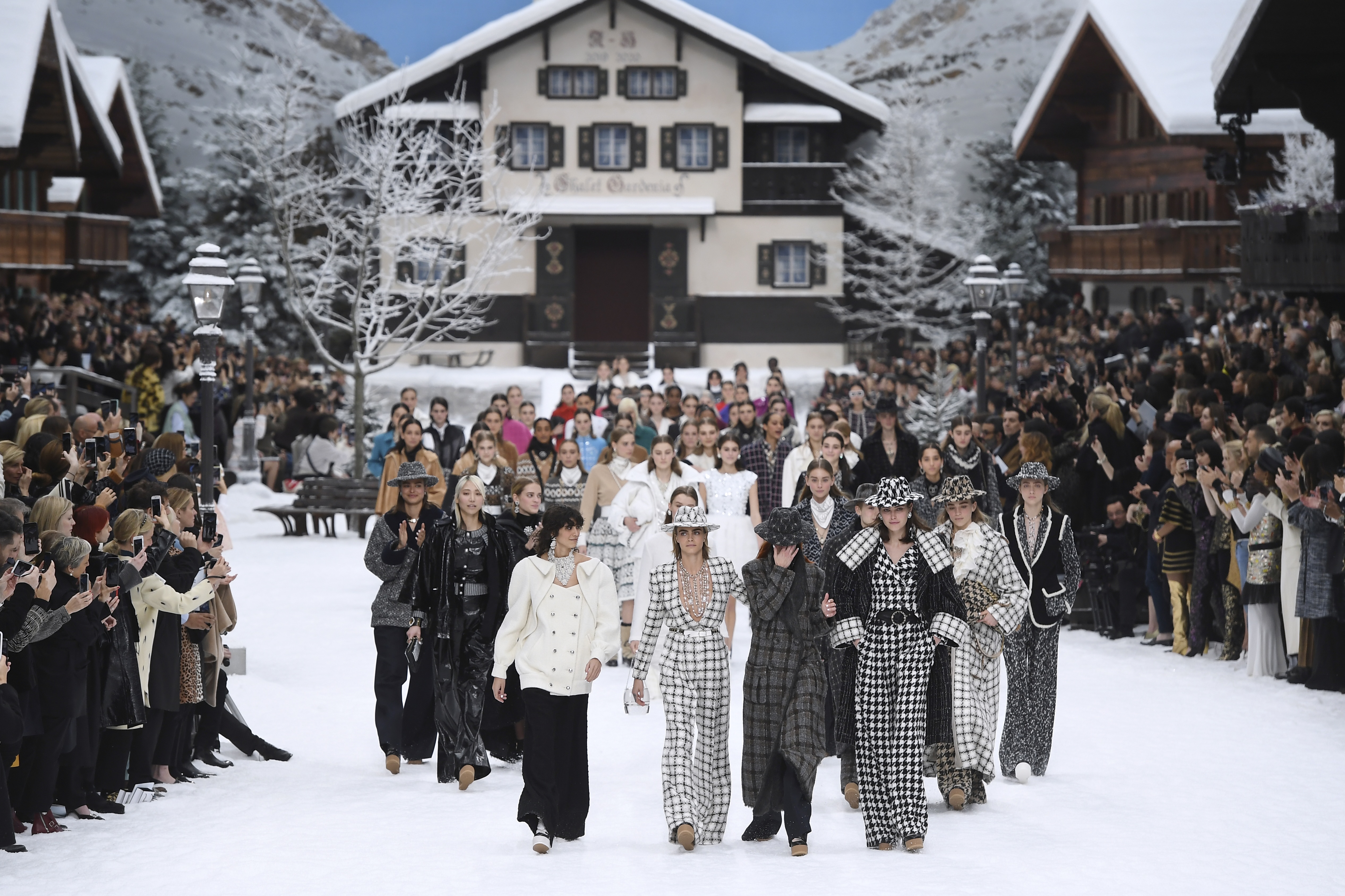 IN BEELD. Laatste collectie van Lagerfeld is voorgesteld in winterwonderland