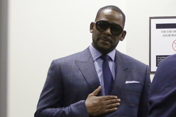 R. Kelly ontkent aantijgingen dat hij seks had met schoonmoeder