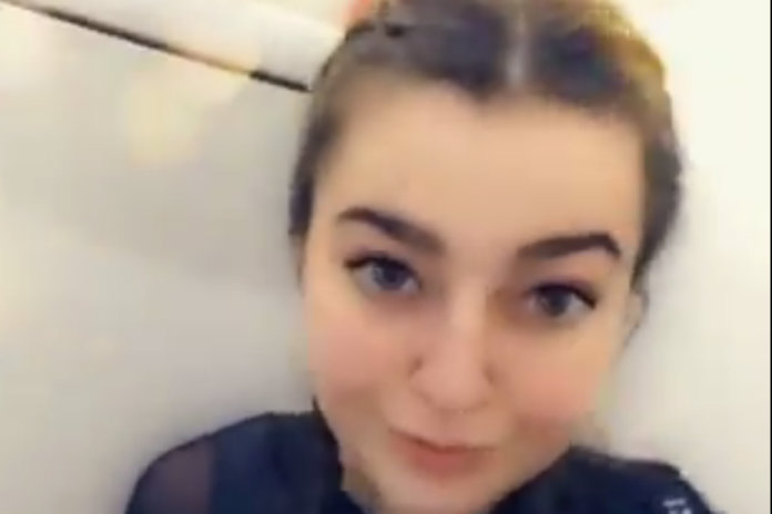 Vrouw choqueert internet met wat ze doet op vliegtuigtoilet