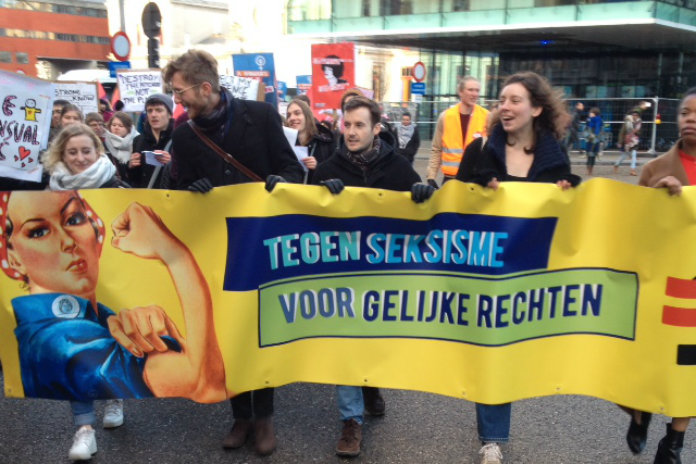 Mars tegen Seksisme trekt door de straten op Internationale Vrouwendag