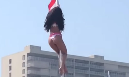 Knappe bikinidame klimt op vlaggenmast. Maar dan gaat het GRUWELIJK fout (video)