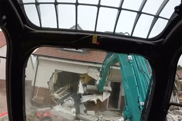 Bouwvakker woedend omdat hij niet betaald wordt. Dus sloopt hij VIJF bungalows! (video)