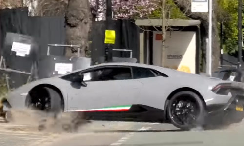 Hij wil even stoer doen met zijn Lamborghini, maar dan gaat het STEVIG fout (video)