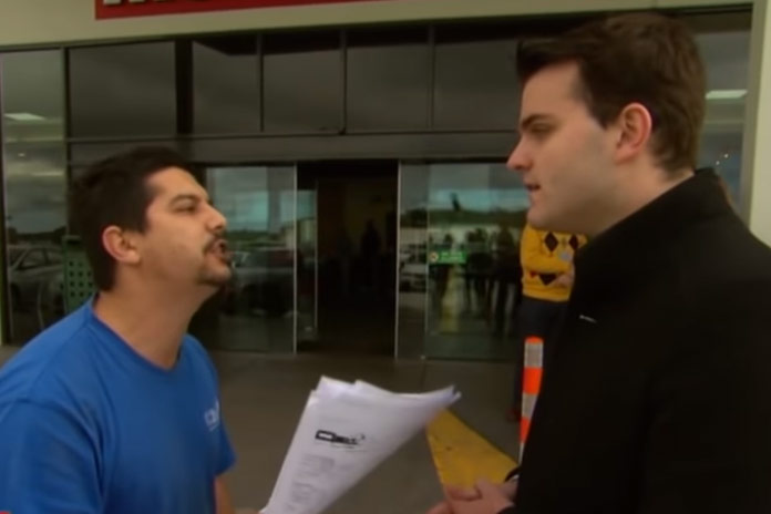 Agressieve loodgieter rekent oudjes 200.000 euro aan voor… verstopt toilet (video)