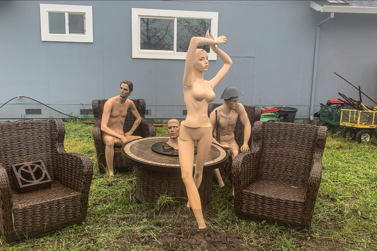 Man zet naakte mannequins in tuin als reactie op klagende buurman