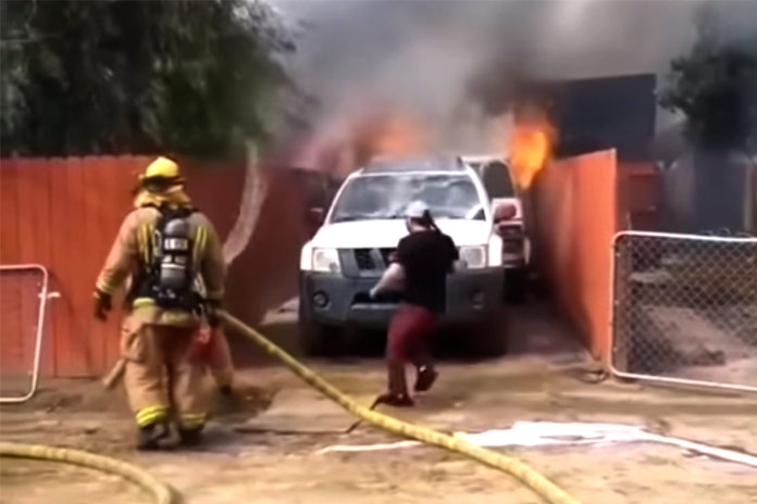 Zijn huis staat in brand, maar zijn hond achterlaten? Geen sprake van! (video)