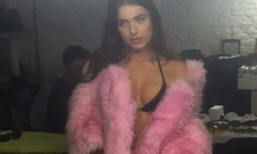 Olga Leyers krijgt DIT vreemde voorstel van fan en deelt het met haar zussen (foto)