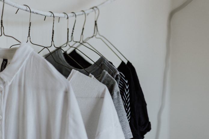 12 kledingstukken voor een zonnige capsule wardrobe
