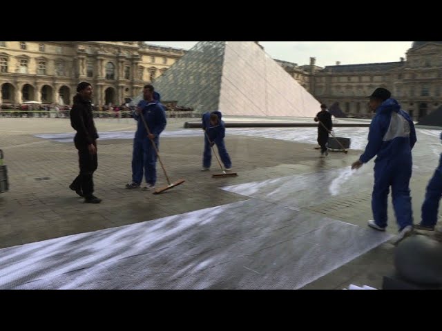 VIDEO. Kunstenaar laat piramide Louvre oprijzen uit krater