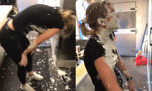 Serveerster laat 20 LITER saus vallen. Het resultaat? HILARISCH! (video)