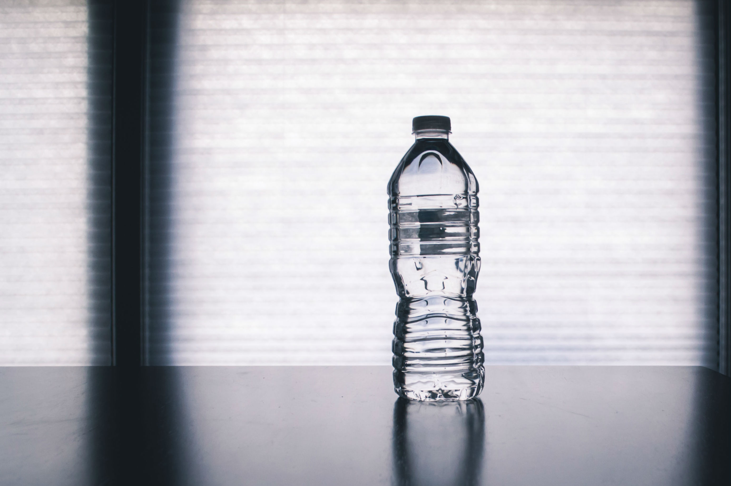 Daarom staat er een houdbaarheidsdatum op waterflesjes