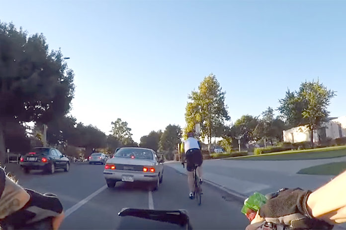 Wielertoerist roept naar onoplettende autobestuurder. Maar een seconde later gaat hij zélf in de fout! (video)