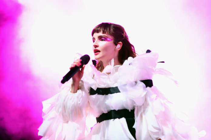 Chris Brown in de clinch met Chvrches: “Ik hoop dat ze voor een rijdende bus lopen”