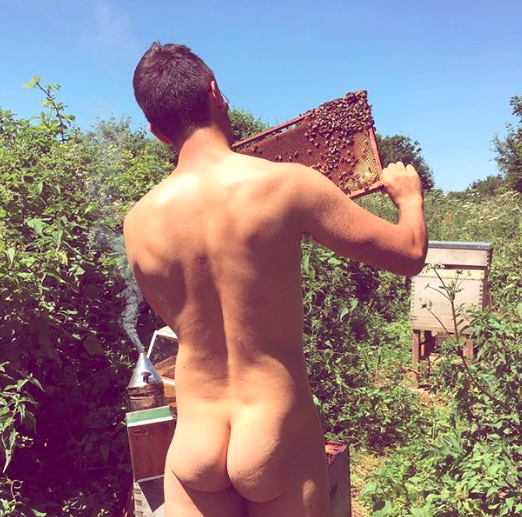 Deze imker verzorgt zijn bijen het liefst naakt