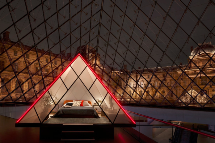 Mona Lisa speelt gastvrouw voor een nacht