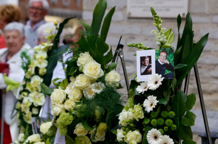 Bidprentjes van Paul Severs worden online verkocht: “Dit getuigt van weinig respect”