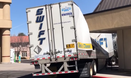 Deze vrachtwagenchauffeur maakt er een STEVIG boeltje van (video)