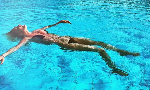 ‘De Buurtpolitie’-actrice schittert in bikini, Josje toont sexy outfit en Joke van de Velde dobbert op het water (foto’s)