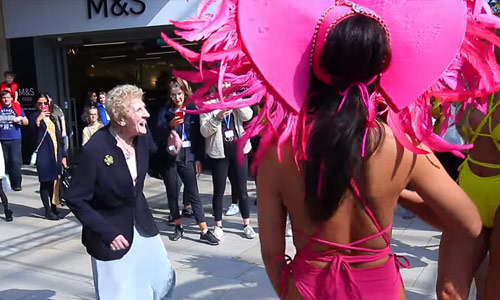 GEWELDIG: Oude dame toont sexy danseressen even hoe het moet (video)