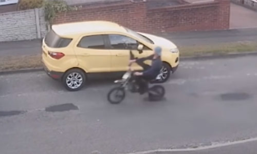 Vandaal vernielt zijspiegels van geparkeerde wagens. Maar dan grijpt bestuurder van Fiat Punto loeihard in! (video)