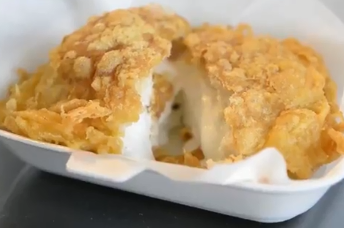 Fish-and-chips-tent verkoopt gefrituurd vanille-ijs