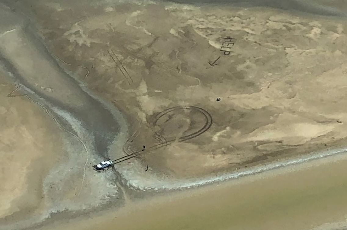 Koppel gered uit wildernis vol krokodillen door ‘help’ te schrijven in modder