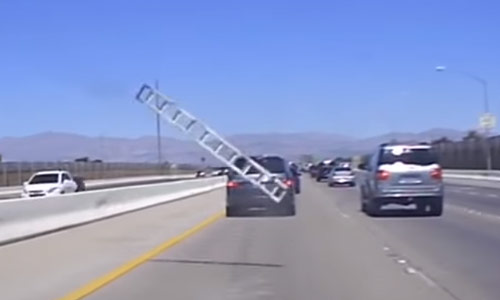 WTF: Zo gevaarlijk kan een rondvliegende ladder op de snelweg zijn (video)