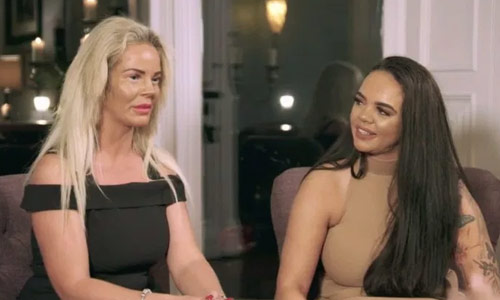 Moeder spoort 18-jarige dochter aan om met ‘sugar daddies’ naar bed te gaan zodat ze plastische chirurgie kunnen betalen (video)