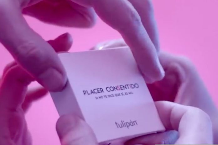 Om dit condoom te openen moet je met twee zijn