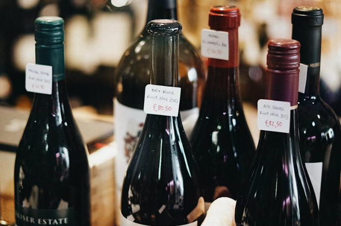 Een fles wijn per week is even ongezond als 10 sigaretten