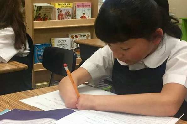 10-jarig meisje zonder handen wint schrijfwedstrijd