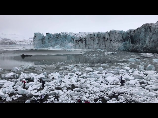 VIDEO. Toeristen vluchten voor hun leven nadat gletsjer in de zee glijdt