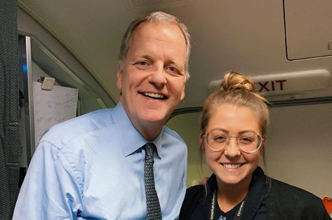 Stewardess morst drankjes op … haar CEO