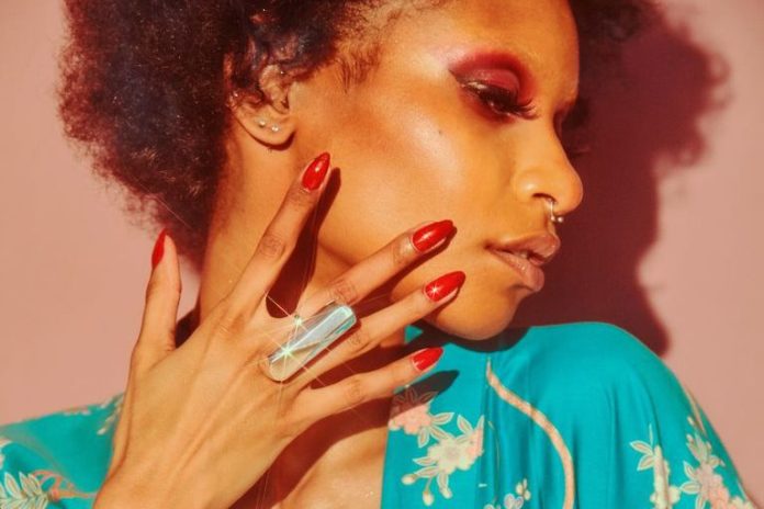 Bizar. Deze vibrator kan je overdag dragen als ring