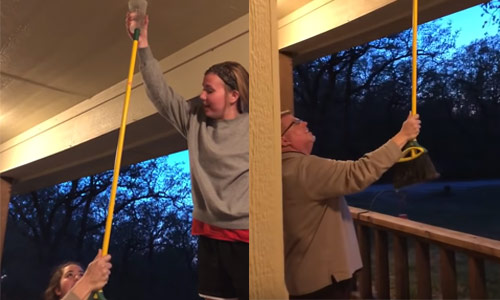 Dochter denkt dat ze papa kan beetnemen, maar dan doet hij DIT! (video)