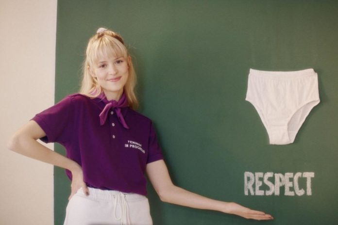 Angèle gaat kleding van ‘Balance ton Quoi’ verkopen