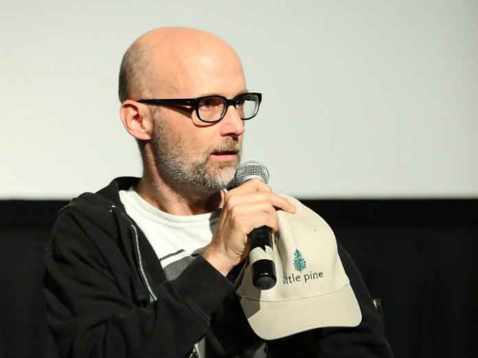 Moby excuseert zich bij Natalie Portman voor liefdesbekentenis: “Niet oké om haar niet in te lichten”