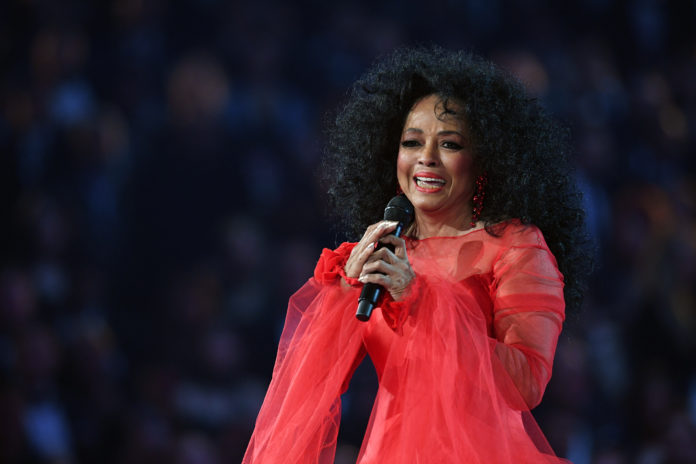 Diana Ross geshockeerd nadat ze werd “betast” op luchthaven New Orleans