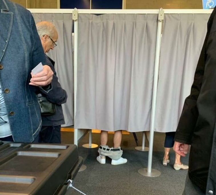 Antwerpse man stemt met de billen bloot