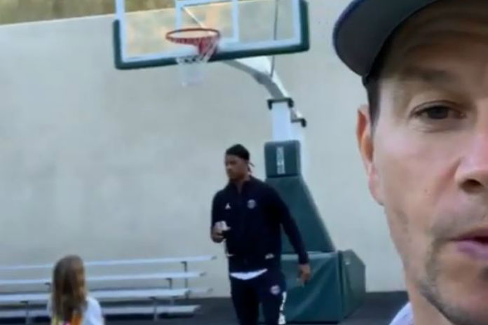 VIDEO. Mark Wahlberg boekt NBA-ster als trainer van dochter