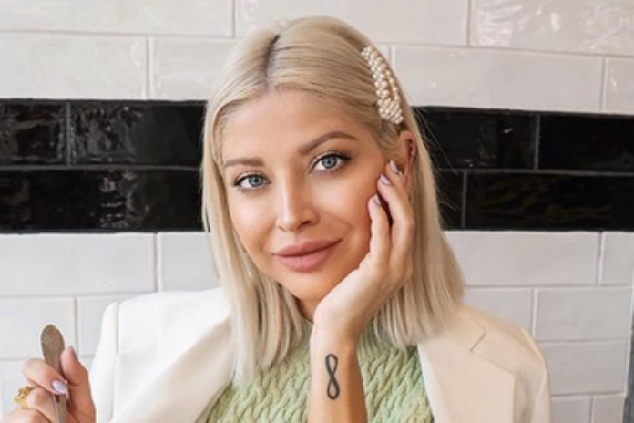 Vrouw van ‘de Lau’ laat borstimplantaten weghalen