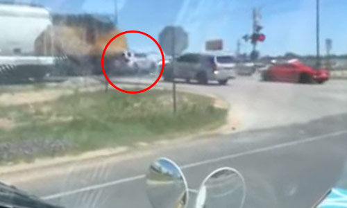 Agent negeert slagboom. Dat had hij beter NIET gedaan! (video)