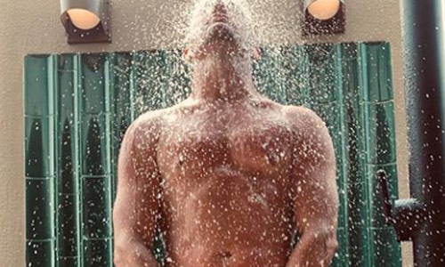 Deze bekende acteur staat NAAKT op Instagram na (verliezen van) weddenschap (foto)