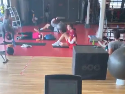 Viespeuk masturbeert in fitness, vlak bij dames die hun work-outs doen (video)