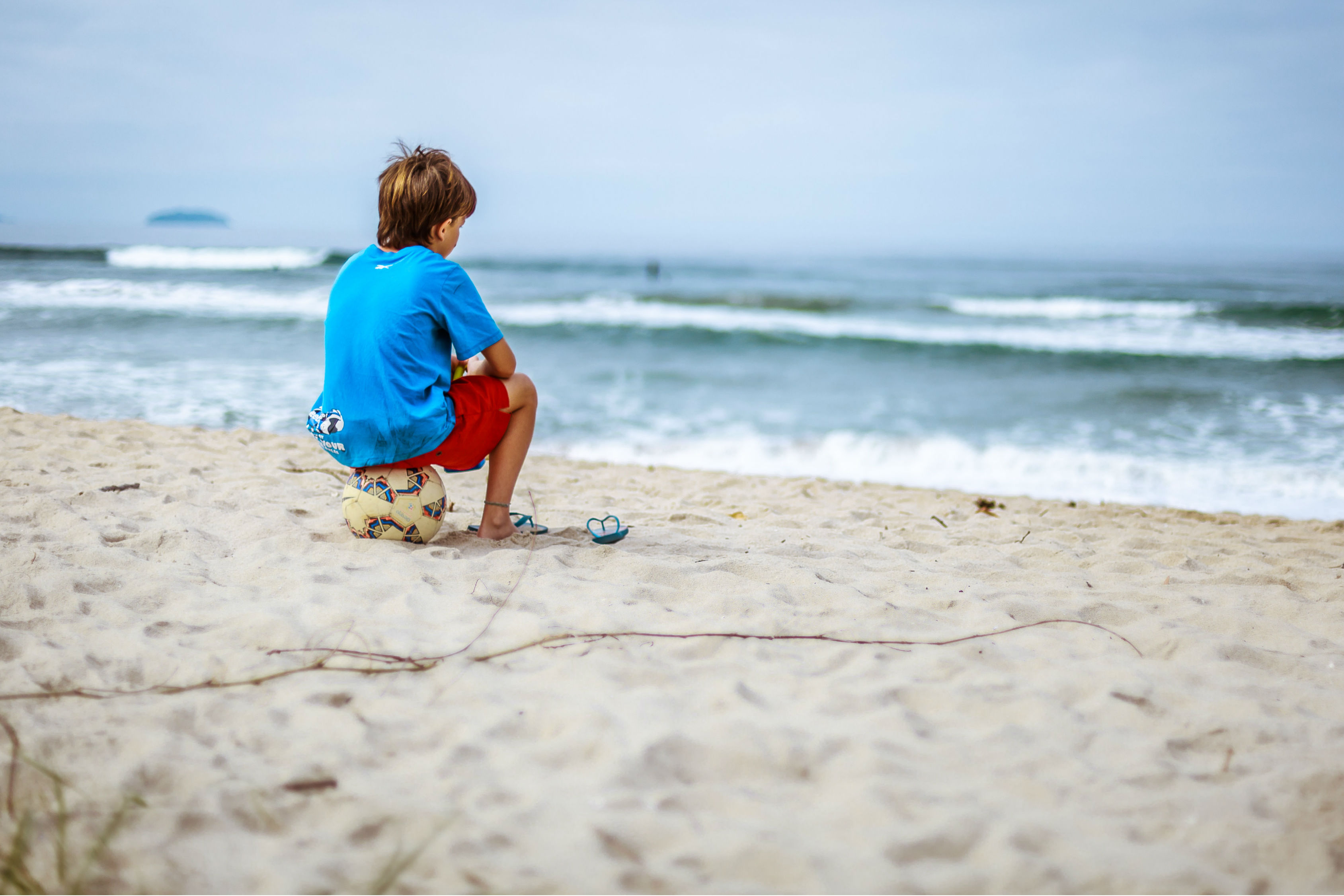 Ouders sturen driejarige jongen naar school in meisjeskleren
